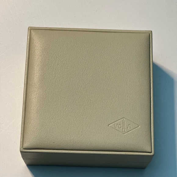 Van Cleef & Arpels Cream Jewelry Box - Picture 8 of 9